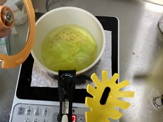 5、面条+娃娃菜泥,水煮开下面条