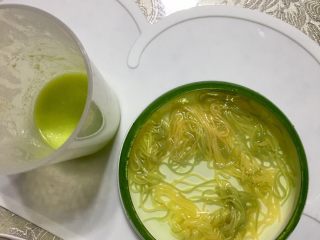 6、面条+娃娃菜泥,煮熟后装盘，娃娃菜打泥，面条剪短