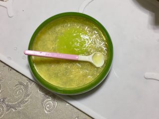 7、面条+娃娃菜泥,待其冷却后喂食