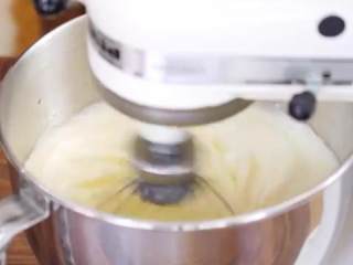 2、提拉米苏蛋糕,分三次加入细砂糖，继续打发至表面出现纹路