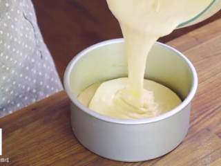 7、提拉米苏蛋糕,在模具内抹黄油，底部铺上烘焙纸，将面糊倒入模具，震两下，放入烤箱烤半小时