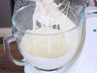 11、提拉米苏蛋糕,倒入鲜奶油，继续中速打发至出现明显纹路