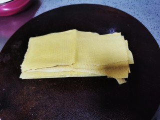 1、青椒炒千张,千张切成长方形，宽度和青椒长度接近