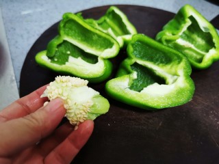 3、青椒炒千张,青椒切开去籽