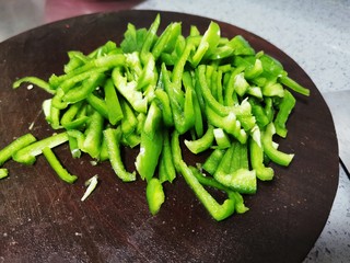 4、青椒炒千张,切成条状