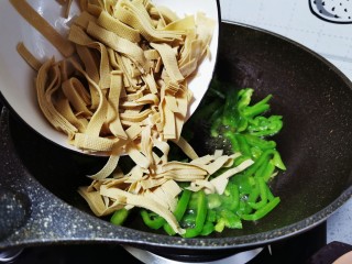 8、青椒炒千张,倒入千张