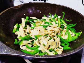 9、青椒炒千张,快速翻炒均匀