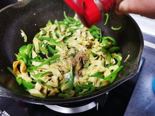 12、青椒炒千张,五香粉