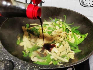 14、青椒炒千张,生抽调味