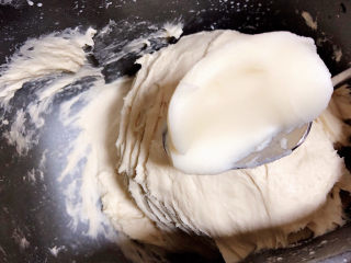 2、椒盐花卷,面和均匀，放入猪油继续揉面。