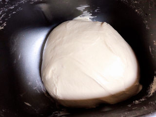 3、椒盐花卷,面揉好后，开始发酵。