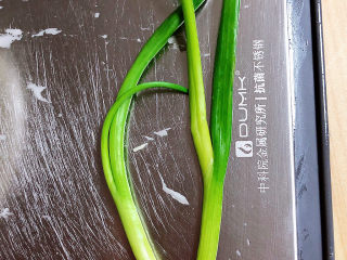 5、椒盐花卷,小葱切碎待用。