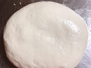 6、椒盐花卷,面板上放入油，将面排气揉匀。