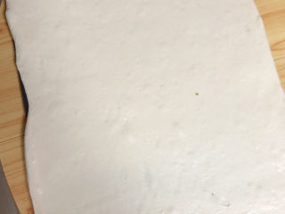 7、椒盐花卷,将面擀开。