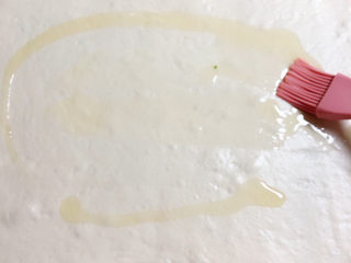 8、椒盐花卷,刷上一层油。