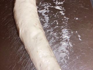 11、椒盐花卷,将面从一侧卷起。