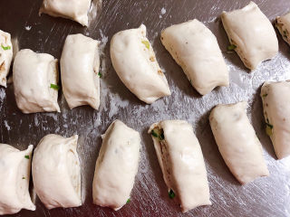 12、椒盐花卷,将面切成均匀的小段儿。