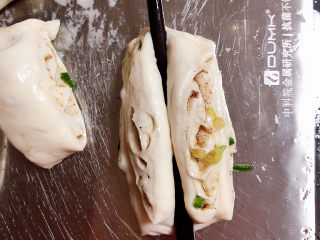 13、椒盐花卷,用筷子在面中间压下，两头卷起成卷。