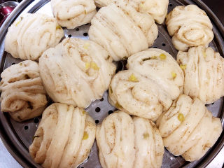 15、椒盐花卷,开锅大火蒸15分钟，焖5分钟，开盖儿取出。