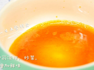 8、鸡蛋豆腐鲜虾羹,炸约4分钟,出现了橙亮亮的虾油,虾头夹出来,虾油都倒出来,只留一层底油就好。多余的虾油下次凉拌,炒菜都可以,会为菜增鲜很多。