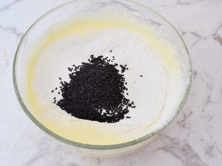 8、鸡蛋小饼干,加入黑芝麻