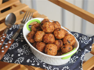 13、糯米肉丸,炸至表面金黄即可