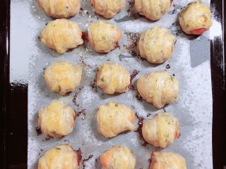 7、葱油飞饼香肠卷,满屋飘香的香肠卷就考好了。