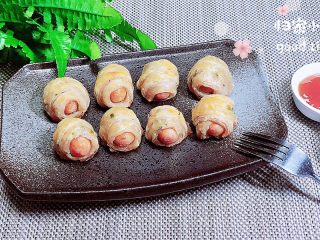 8、葱油飞饼香肠卷,一盘飞饼香肠卷就上桌了。形状特别可爱，像蚕宝宝躲在被窝里的样子。