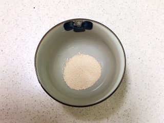 2、宝宝健康食谱 紫薯豆沙包,碗里加入3克酵母