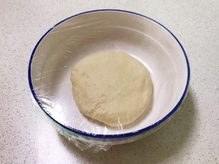 6、宝宝健康食谱 紫薯豆沙包,揉成光滑的面团,盖上保鲜膜饧发60分钟