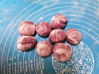 12、宝宝健康食谱 紫薯豆沙包,把紫薯面团分成8个均匀的面块