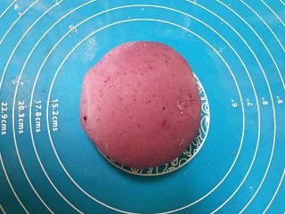 10、宝宝健康食谱 紫薯豆沙包,揉成光滑的面团,盖上保鲜膜静止10分钟