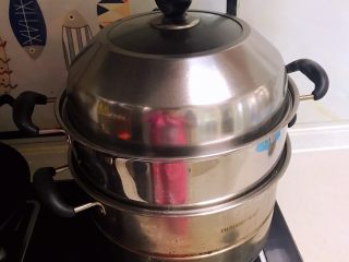 18、宝宝健康食谱 紫薯豆沙包,大火烧开后蒸制10分钟,关火后焖5分钟