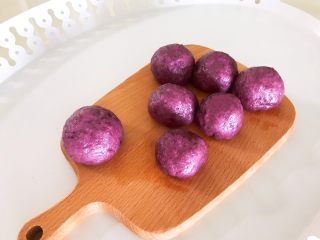 21、宝宝健康食谱 紫薯豆沙包,紫薯豆沙包色泽靓丽,好吃又好看~