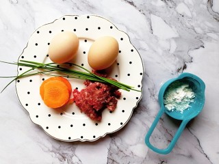 1、胡萝卜牛肉蛋饺,准备好所需的食材（这边我鸡蛋用了两个，肉馅没有用完的，可以增加到4—5个鸡蛋）