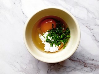 2、胡萝卜牛肉蛋饺,两个鸡蛋打入碗内，加入切碎的葱花，倒入一点玉米淀粉（加淀粉是为了蛋皮不容易破），一点盐