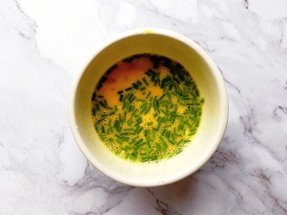 3、胡萝卜牛肉蛋饺,搅拌均匀