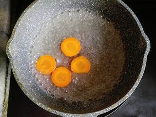 4、胡萝卜牛肉蛋饺,胡萝卜入锅煮熟盛出切碎