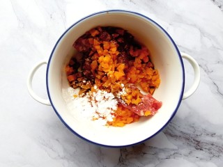 5、胡萝卜牛肉蛋饺,牛肉、胡萝卜、淀粉和适量的酱油、芝麻油，倒入一个碗内