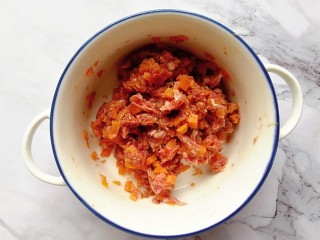 6、胡萝卜牛肉蛋饺,搅拌至肉上劲