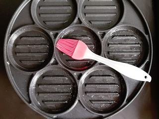 7、胡萝卜牛肉蛋饺,七孔锅刷一层油