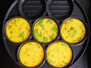 8、胡萝卜牛肉蛋饺,一勺勺舀入鸡蛋液