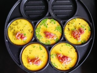 9、胡萝卜牛肉蛋饺,然后在蛋液中间放上少许的胡萝卜牛肉馅