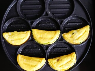 10、胡萝卜牛肉蛋饺,底部成型后，对半压上去，然后两面小火煎至微黄，肉馅熟了就可以啦