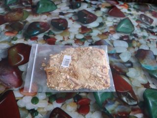 3、小熊维尼芒果慕斯蛋糕,用擀面杖把饼干擀碎，不要擀的太碎^o^