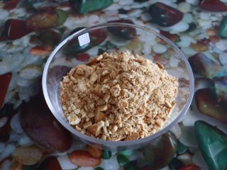 4、小熊维尼芒果慕斯蛋糕,饼干擀碎装入玻璃碗里面^o^