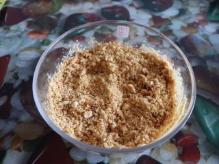 6、小熊维尼芒果慕斯蛋糕,完全融化液体的黄油倒入饼干粉末中，搅拌均匀^o^