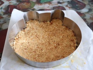 7、小熊维尼芒果慕斯蛋糕,8寸小熊慕斯模具下面垫一张油纸^o^