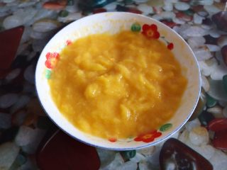 10、小熊维尼芒果慕斯蛋糕,芒果加入25g的白砂糖，用料理棒打成芒果泥，打好的芒果泥要称取25g出来，用作芒果慕斯流心^o^