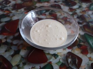 13、小熊维尼芒果慕斯蛋糕,打发淡奶油，淡奶油打发到提起打蛋头，淡奶油低落可以形成纹路，又消失的状态即可^o^